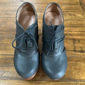 Fiel platform shoe with wooden heel size 7